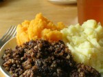 El haggis junto con puré de patatas y nabos es muy famoso en Escocia